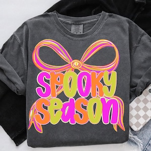 Griezelig seizoen png, preppy halloween-coquettestrik png, neon Halloween-penseelstreeksublimatie, girly griezelig schattig spook png, griezelige mama png