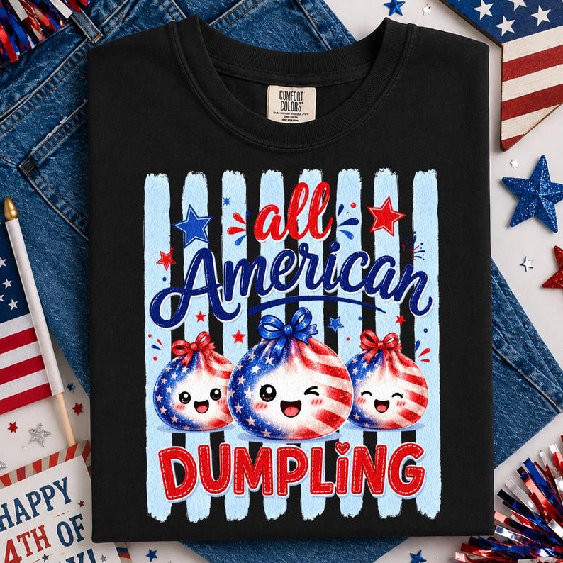 Op de afbeelding: Zwart sweatshirt met ronde hals met de tekst "all American DUMPLING" en een afbeelding van drie dumplings versierd met de Amerikaanse vlag. Het ontwerp bevat rode, witte en blauwe kleuren en sterren.