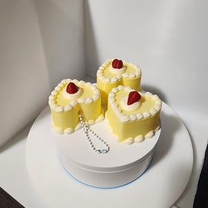 Mini Sweet Cake Keychain – Yellow Cake with Vanilla Frosting & Berry Toppings
