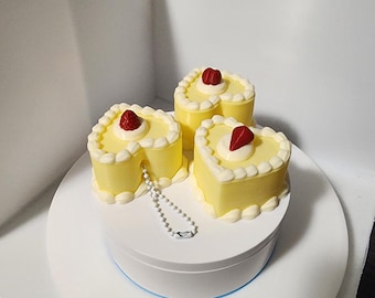 Mini Sweet Cake Keychain – Yellow Cake with Vanilla Frosting & Berry Toppings