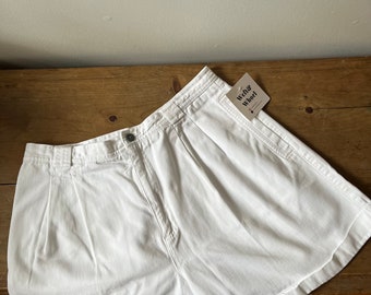 1990s White Pleated Shorts | Vintage Minimal Shorts