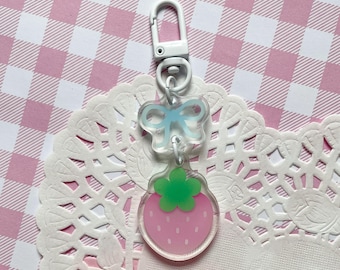 Różowy akrylowy brelok z truskawką | Owocowa kokietka Kawaii