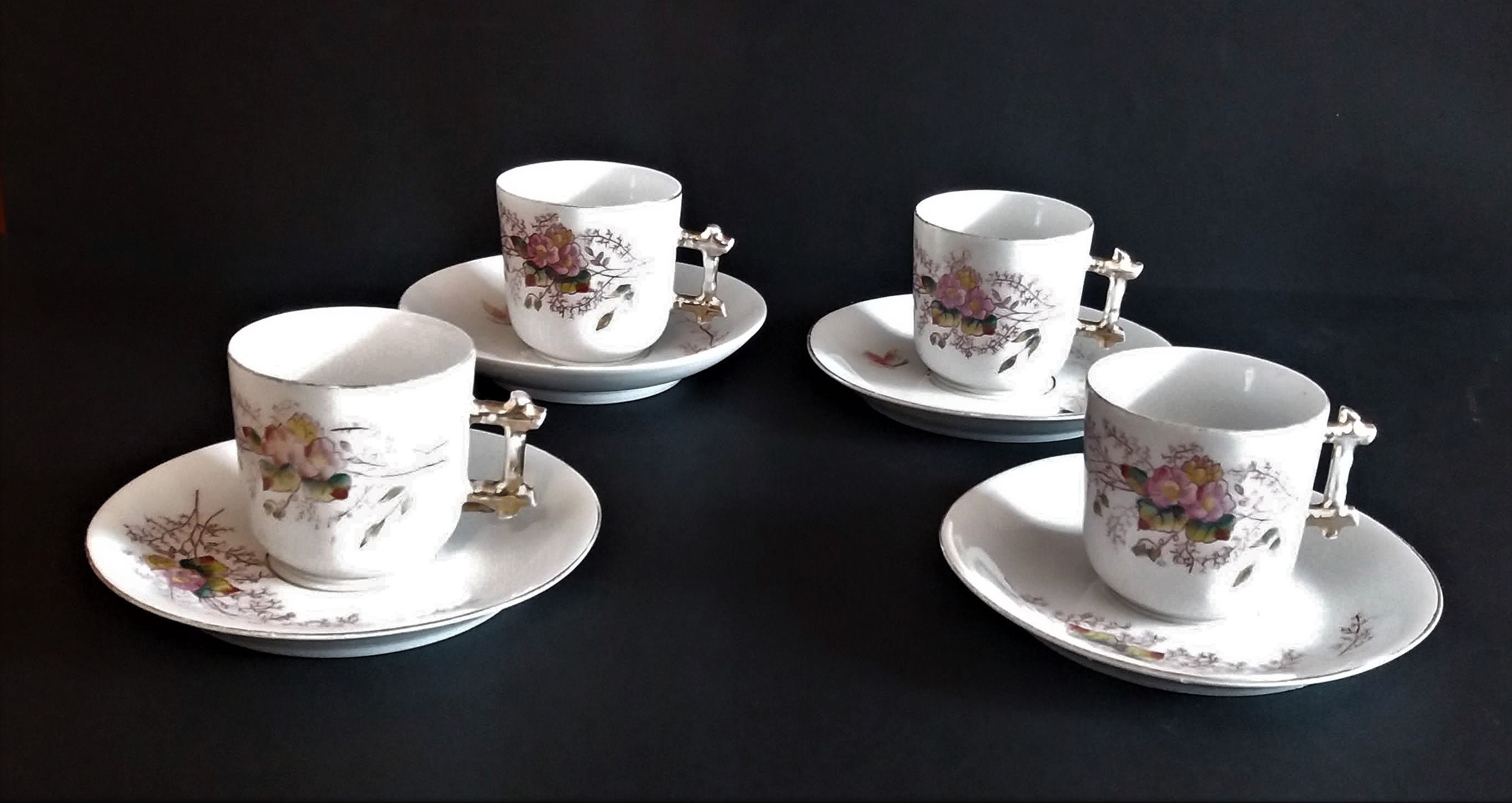 Antique Français Série de Quatre Tasses Porcelaine Paris
