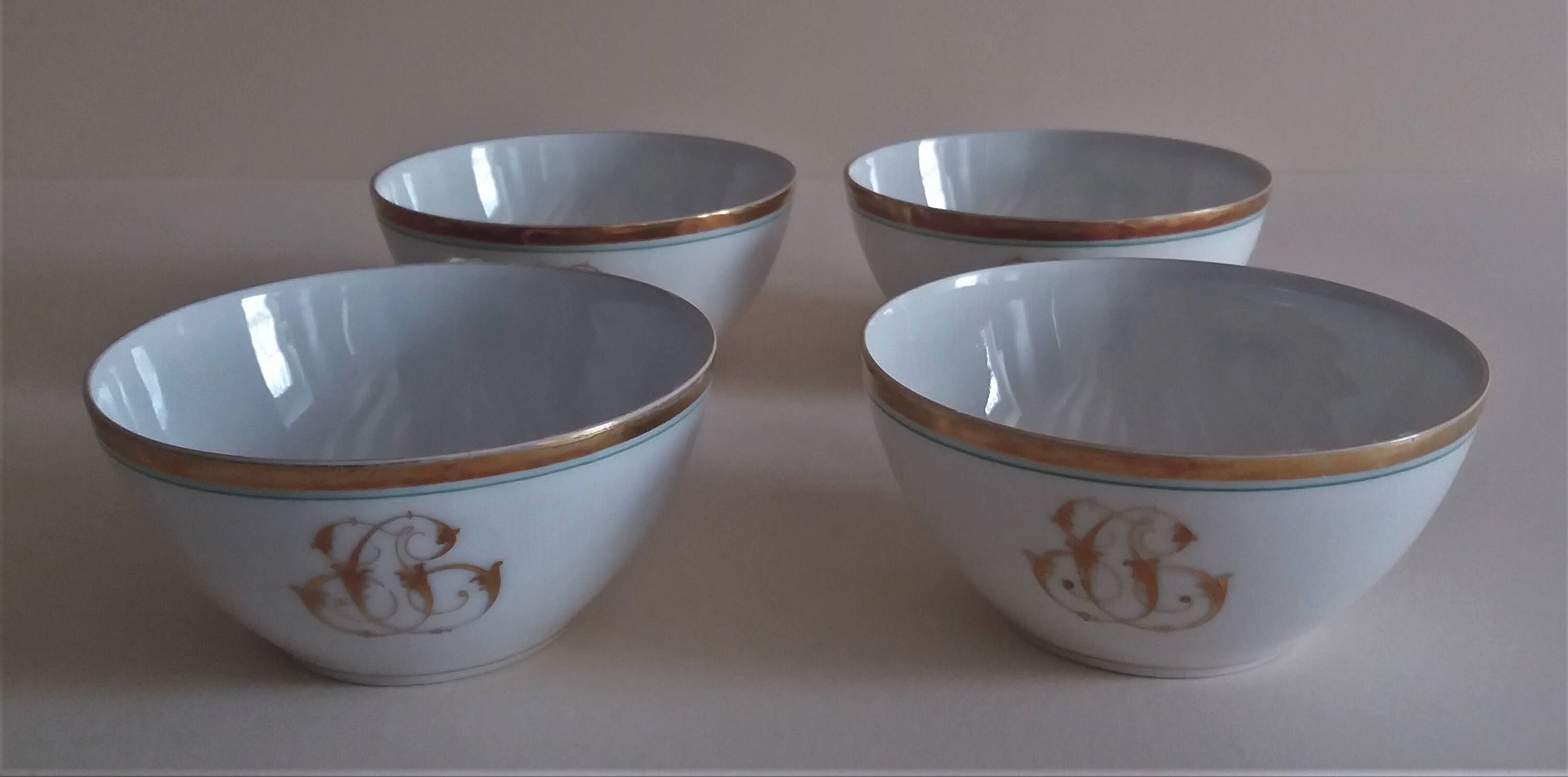 Série de Quatre Tasses Porcelaine Paris Décor Blanc et Or Monogramme Xixème