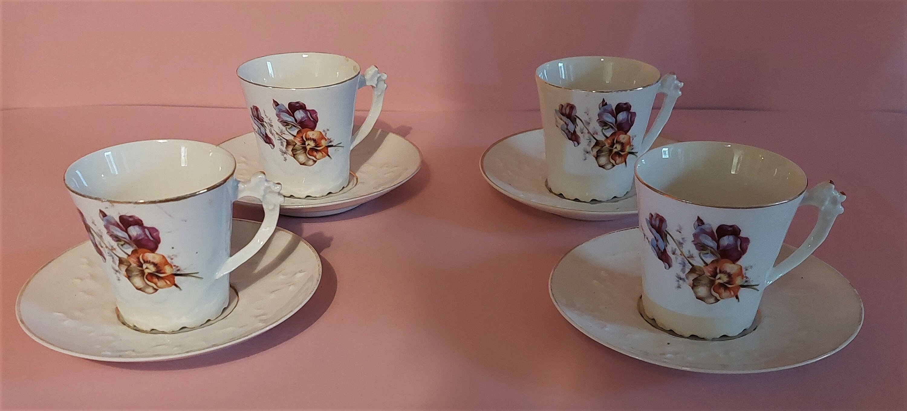 Antique Français Série de Quatre Tasses à Café en Porcelaine