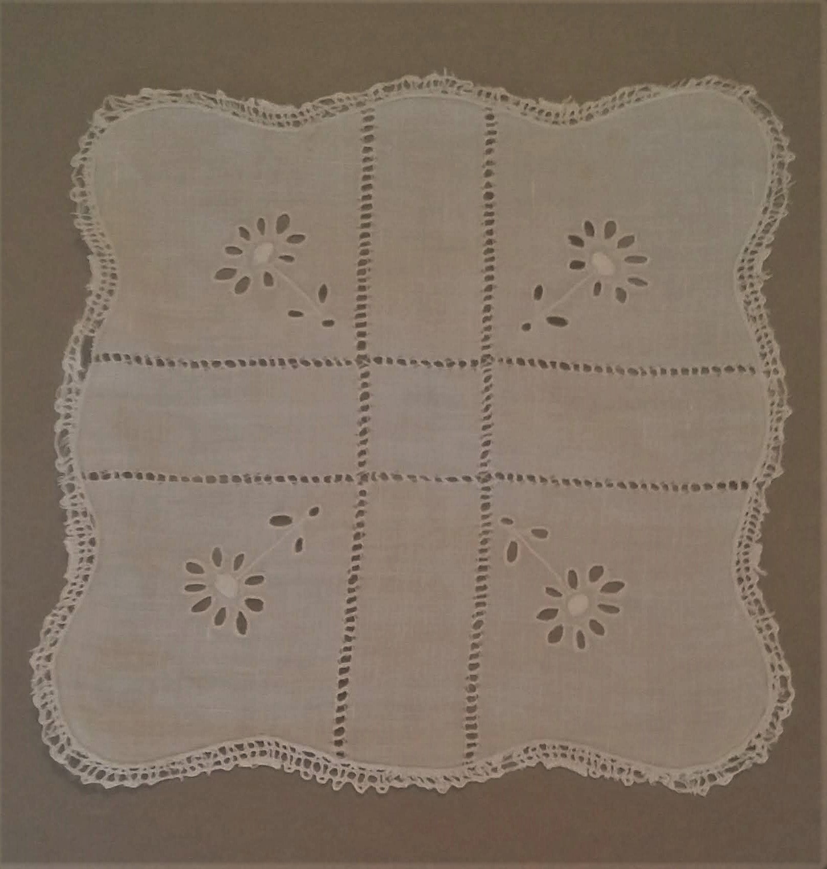 Broderie à La Main en Lin Français Antique Doily