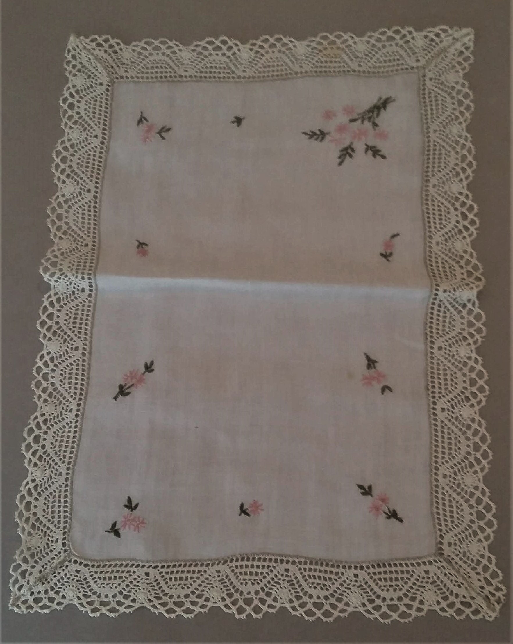 Broderie à La Main en Lin Français Antique Doily