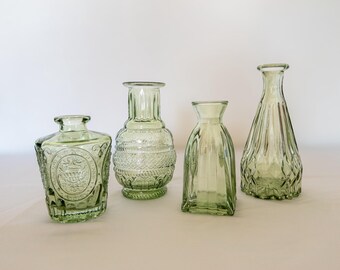 Saliegroene glazen vazen met knoppen: vintage-geïnspireerd voor stelen en stekjes