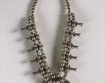 Collier Indigène Vintage Années 70 – Fleur De Courge En Nickel Argenté – T24 TR