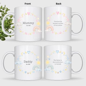 Peut inclure: Mugs en céramique blanche avec des motifs d'arc-en-ciel, de nuages et d'étoiles pastel. L'un dit "Mummy" et "Est. 2025", l'autre dit "Daddy" et "Est. 2025". Les dos ont des citations inspirantes.