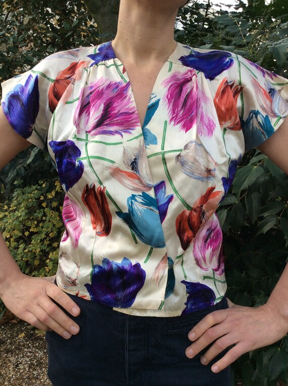 Vintage 1940s floral blouse. Deco, novelty print.