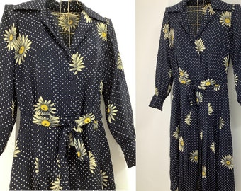 Vintage 1970s 80s daisy print dress polka dots 1970s does 1940s floral day dress hand made medium long sleeved waisted slim Aline shape