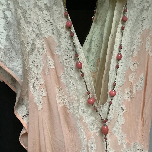 Collar largo de cuentas estilo art déco con cuentas en tonos rosa coral, cadena de metal con cuentas de vidrio, años 20 y 30, estilo antiguo