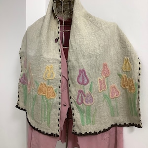 Châle en lin brodé à la main des années 1920 et 1930 Art déco, appliques textiles pastel tulipes florales, accessoires des années 1920