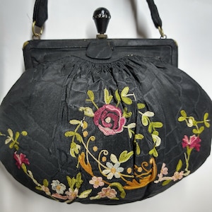 Edwardian Seide Handgelenk Tasche Point de beauvais bestickt Schwarze Abendtasche mit Zelluloid-Verschluss Antik