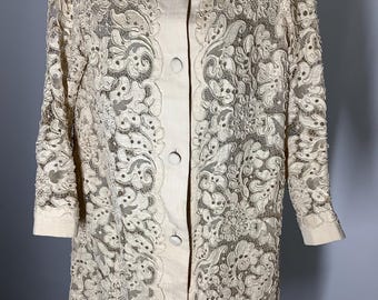 Chaqueta vintage de encaje francés de alta costura, de seda de los años 50, con botones y cuello pan color crema midi.
