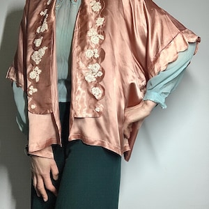 Vintage 1930s kimono style bed jacket shrug scalloped neckline lace detail