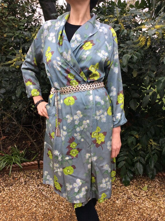 Vintage 1940s robe. Floral coat.