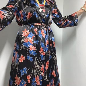 Vintage 1930s Art deco robe floral satin wrap house robe pink red white on black rayon dressing gown loungewear