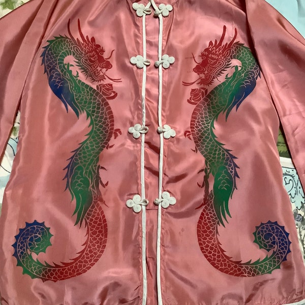 veste chinoise vintage dragon design années 1940 chemisier pyjama rose oriental peint loungewear bloc asiatique imprimé fermeture grenouille