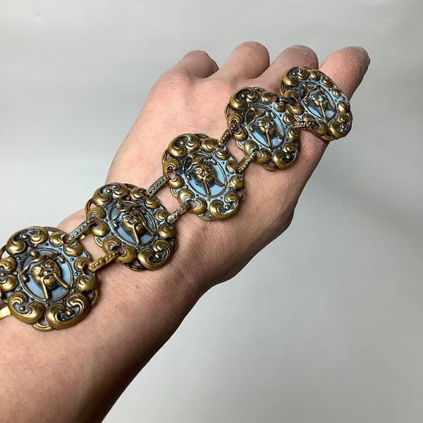 Vintage 1940s asiatischen Stil Armband große geprägte gehämmert Messing chinesische Export figurale orientalische Götter Porträt Repousse oval getäfelt breit