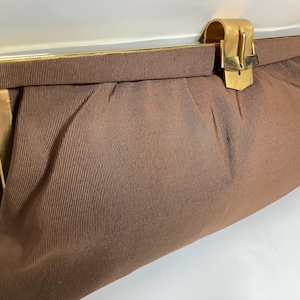 Cartera de mano vintage de seda marrón con cierre de hebilla de cinturón Cartera de mano de seda de los años 40 Bolso con marco de metal dorado Bolso minimalista elegante