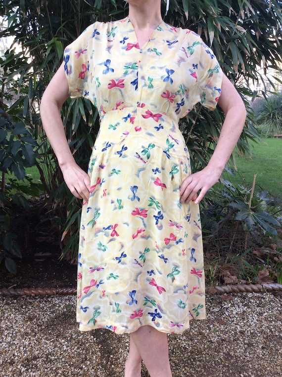 Vintage 1930s chiffon dress. Novelty print dress.