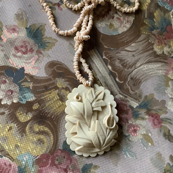 collier en celluloïd vintage des années 1920 Art déco en plastique sculpté des années 20 des années 30, grand pendentif goutte crème