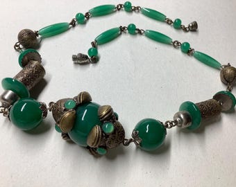 Collana antica Art Déco anni '20 verde con perline di vetro incise, catena in metallo cromato stile boho, estetica Arts and Crafts
