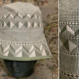 Klasyczny kapelusz typu cloche z lat 20. XX wieku, elegancki kapelusz słomkowy, kapelusz w stylu art déco, geometryczny wzór, zielono-kremowy, cienki, tkany kapelusz przeciwsłoneczny