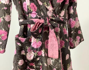 Vintage 1940er - 50er Jahre gesteppte Robe Wrap Over Satin Robe mit Schalkragen und Nelken Print Hausmantel