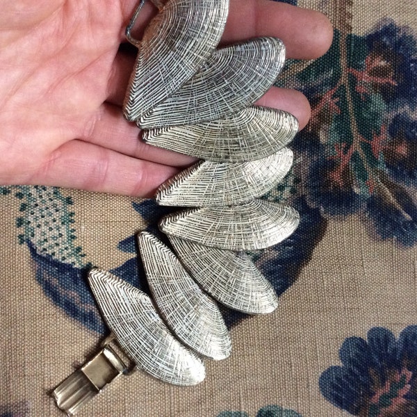 Vintage 50s shell design bracelet cream silver Wide panelled carved clam oyster metal midcentury large wide chunky