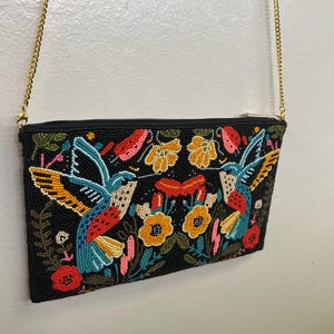 Bolso bandolera con cuentas y cierre de cremallera