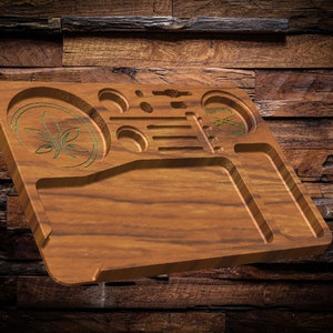 K&ouml;nnte beinhalten: Ein Holz-Rolltablett mit einem gr&uuml;nen Blattdesign, mehreren F&auml;chern und einem kleinen Kreis mit dem Text "Green City" darin.