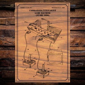 Op de afbeelding: Een vintage patenttekening van de Atari 2600-spelconsole. De tekening toont de console, twee joysticks en een televisie. Het patentnummer is 4.301.436 en de datum is 17 juni 1981.