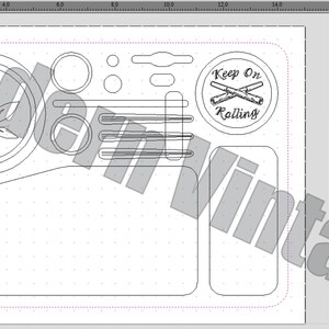 K&ouml;nnte beinhalten: Ein schwarz-wei&szlig;es Design f&uuml;r ein Holz-Rolltablett mit einem Blattdesign, drei Schlitzen f&uuml;r Rollpapiere und einem Kreis mit dem Text "Keep On Rolling" und einem durchgestrichenen Bild von zwei Rollpapieren.