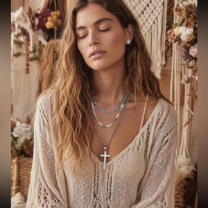 Gargantilla Free People con cruz y piedras en capas, estilo bohemio occidental, con cadena colgante. imagen 1