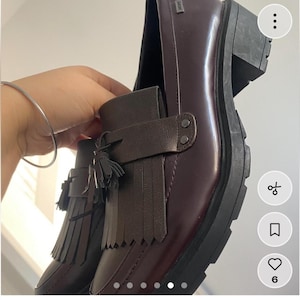 Mocasines de piel burdeos bicolor Free People x MTNG, botines chukka con borlas de 8.5 y tacón Oxford d'Orsay. imagen 3