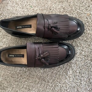 Mocasines de piel burdeos bicolor Free People x MTNG, botines chukka con borlas de 8.5 y tacón Oxford d'Orsay. imagen 10