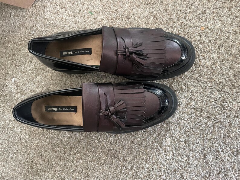 Mocasines de piel burdeos bicolor Free People x MTNG, botines chukka con borlas de 8.5 y tacón Oxford d'Orsay. imagen 10