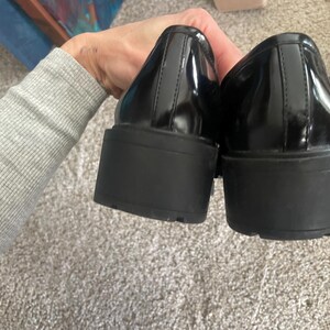 Mocasines de piel burdeos bicolor Free People x MTNG, botines chukka con borlas de 8.5 y tacón Oxford d'Orsay. imagen 11