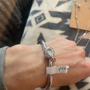 Gargantilla Free People con cruz y piedras en capas, estilo bohemio occidental, con cadena colgante. imagen 6
