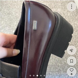 Mocasines de piel burdeos bicolor Free People x MTNG, botines chukka con borlas de 8.5 y tacón Oxford d'Orsay. imagen 6
