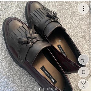 Mocasines de piel burdeos bicolor Free People x MTNG, botines chukka con borlas de 8.5 y tacón Oxford d'Orsay. imagen 5