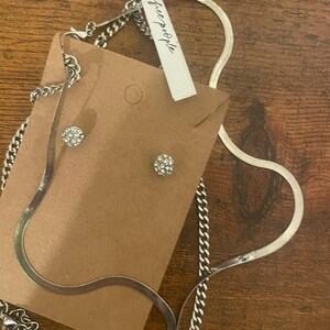 Gargantilla Free People con cruz y piedras en capas, estilo bohemio occidental, con cadena colgante. imagen 4