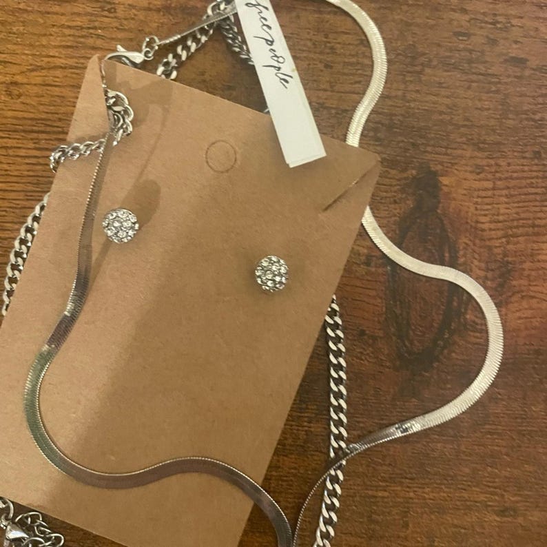 Gargantilla Free People con cruz y piedras en capas, estilo bohemio occidental, con cadena colgante. imagen 4