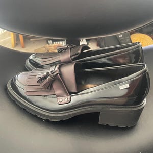 Mocasines de piel burdeos bicolor Free People x MTNG, botines chukka con borlas de 8.5 y tacón Oxford d'Orsay. imagen 12