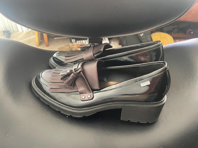 Mocasines de piel burdeos bicolor Free People x MTNG, botines chukka con borlas de 8.5 y tacón Oxford d'Orsay. imagen 12
