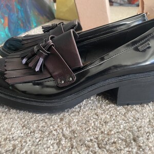 Mocasines de piel burdeos bicolor Free People x MTNG, botines chukka con borlas de 8.5 y tacón Oxford d'Orsay. imagen 9