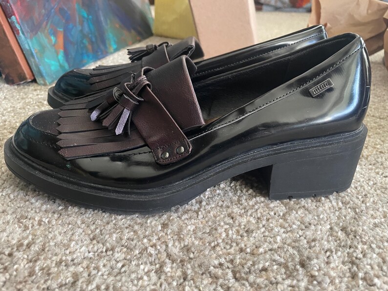 Mocasines de piel burdeos bicolor Free People x MTNG, botines chukka con borlas de 8.5 y tacón Oxford d'Orsay. imagen 9